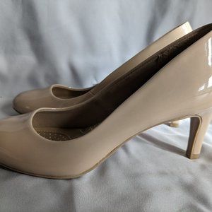 NWT dexflex comfort Nude Heels Size 7